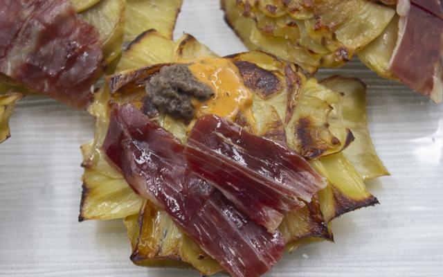 alcachofa confitada con jamón