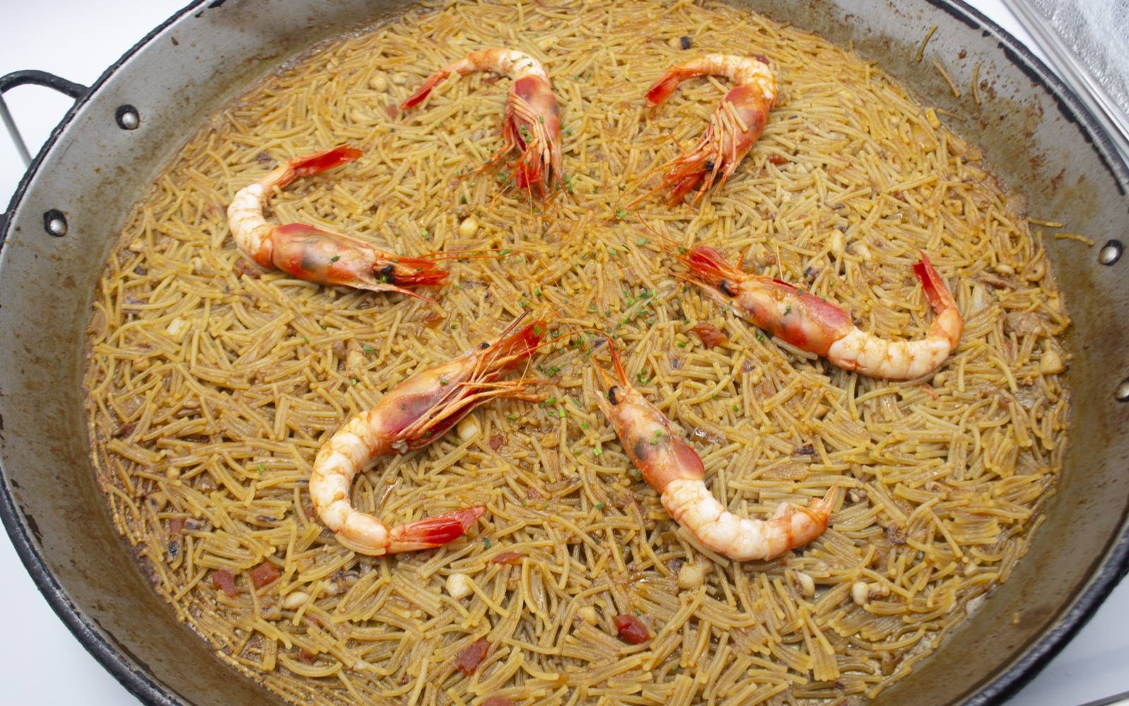 fideuà de gambas, plano cenital