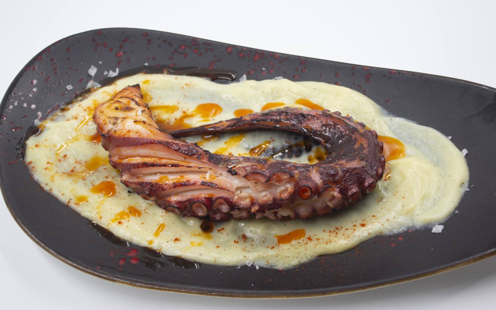 Pulpo a la llama con parmentier de patata asada