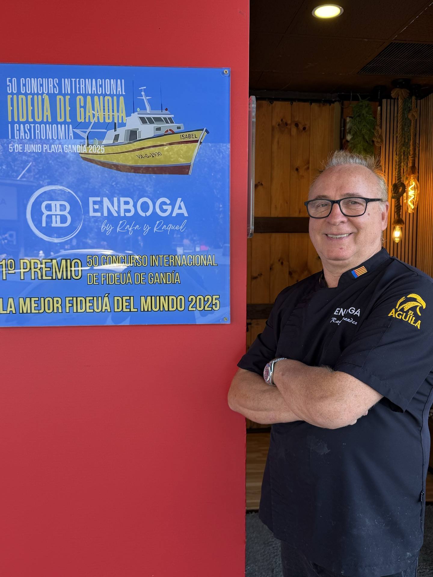 chef Rafa Brandez junto al cartel de campeón del mundo de fideuà 2025